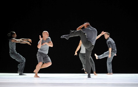 Dansers van Emanual Gat Dance dansen zonder muziek. Foto: Stephanie Berger