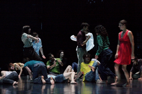De dansers van Boris Charmatz in ''Levée des conflits'' Foto Caroline Ablain.