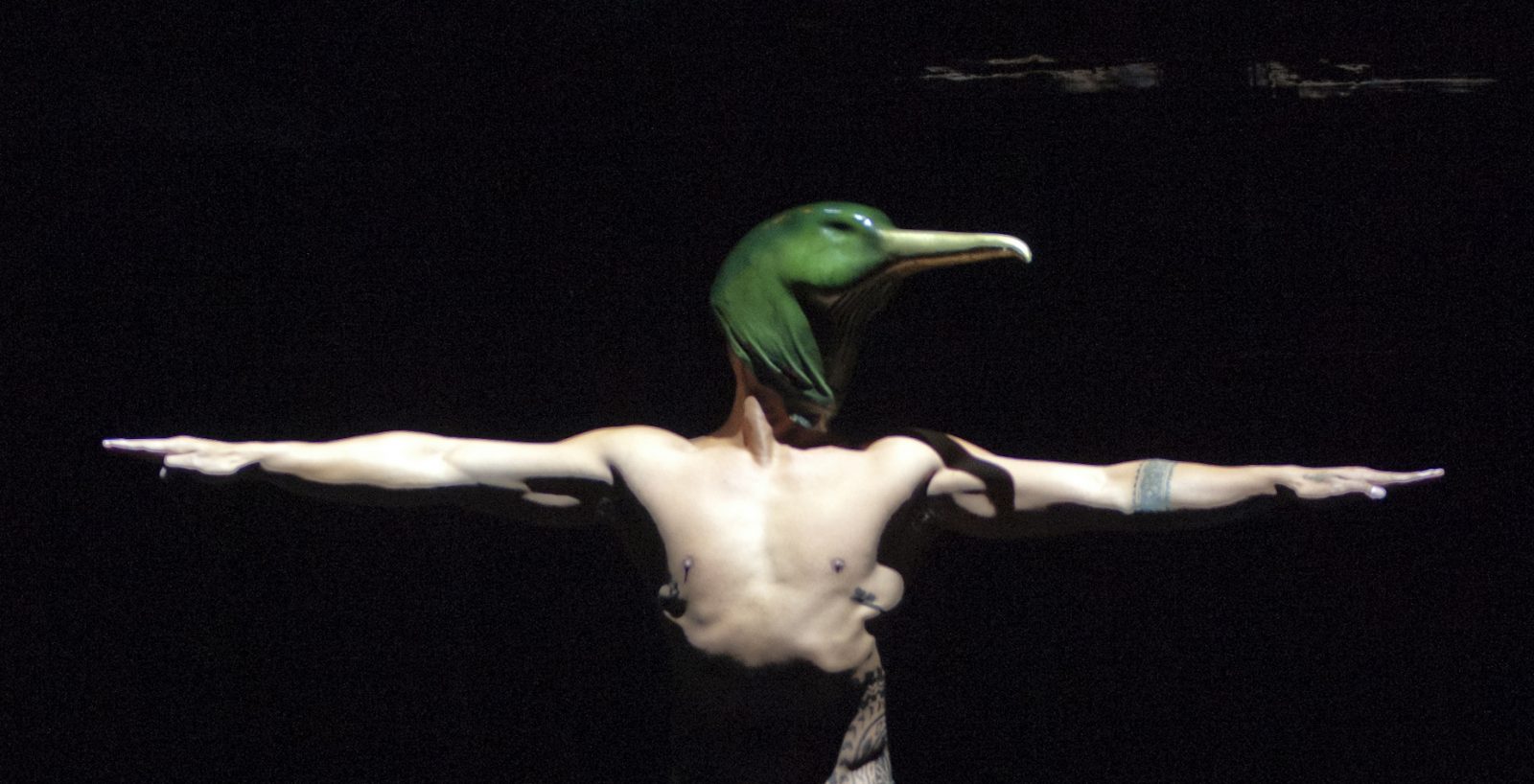 Een danser met vogelkop uit ''Birds with Skymirrors''. Foto Sebastian Bolesch.