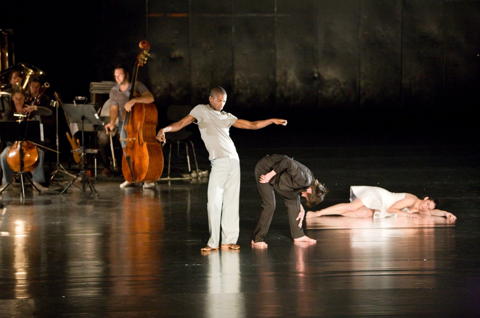 Dansers van het Ensemble Modern in ''Jagden und Formen''. Foto Dominik Mentzos.