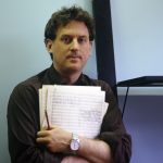 Componist Richard Ayres tekent voor de dierenopera ''The cricket recovers''. Foto Hanya Chlala