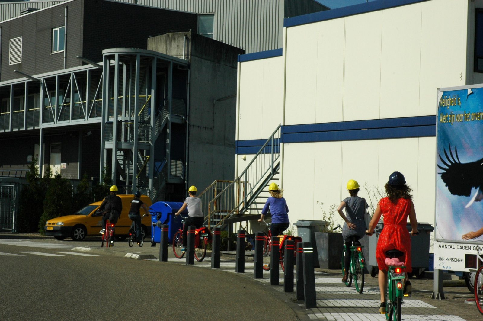 Fietsend de afvalverbrandingsfabriek in