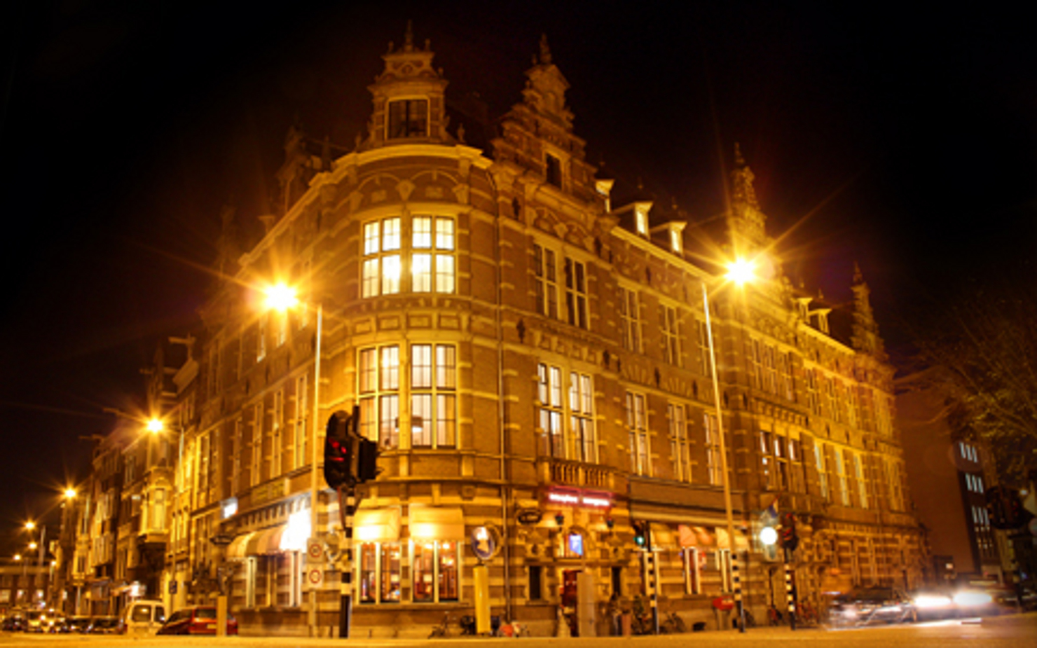 Fitzroy moet iets goed doen. Anders zit je niet op zo'n kantoor.