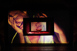 Een 'zwevende' kubus en grote videoprojecties bepalen het toneelbeeld van Alfons Flores in 'Quartett' - foto Rudy Amisano © Teatro alla Scala Minicursus Opening @HollandFestival, deel 1: Totaaltheater over glibberige communicatie
