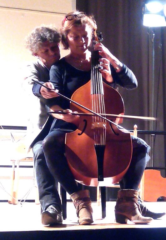 Erik Beijer en Saskia Coolen bespelen gezamenlijk een viola da gamba