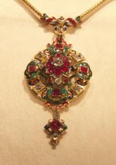 Een hanger met goud, robijnen, diamanten en email. Kunst of Kitsch?
