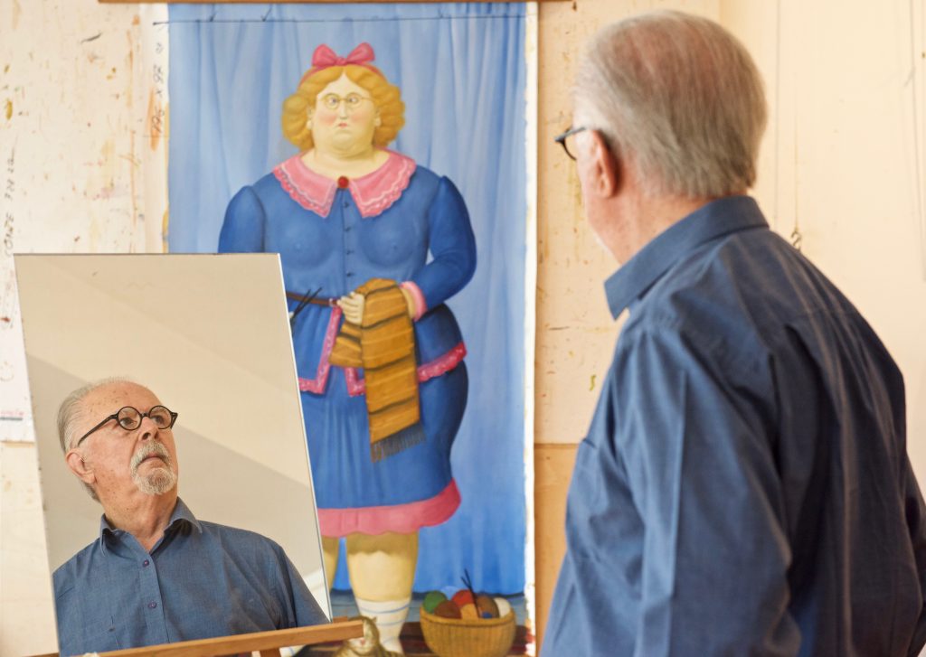 Botero gebruikt spiegels om te zien wat er nog veranderd moet worden aan het schilderij. ©Marc Brester/AQM