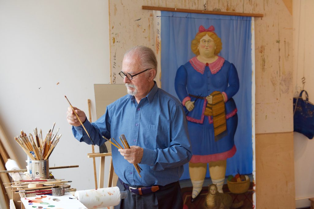 Fernando Botero in zijn atelier in Monaco. ©Marc Brester/AQM