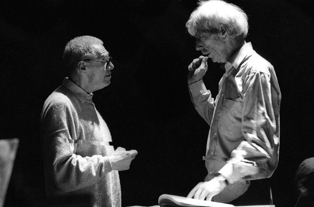 György Kurtág en Reinbert de Leeuw tijdens een repeitie. Foto van Co Broerse